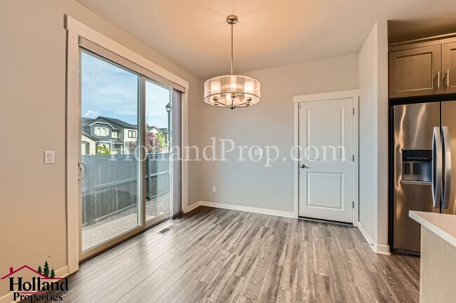 Building Photo - Gorgeous 3-Bed Hillsboro Home with a Fence...