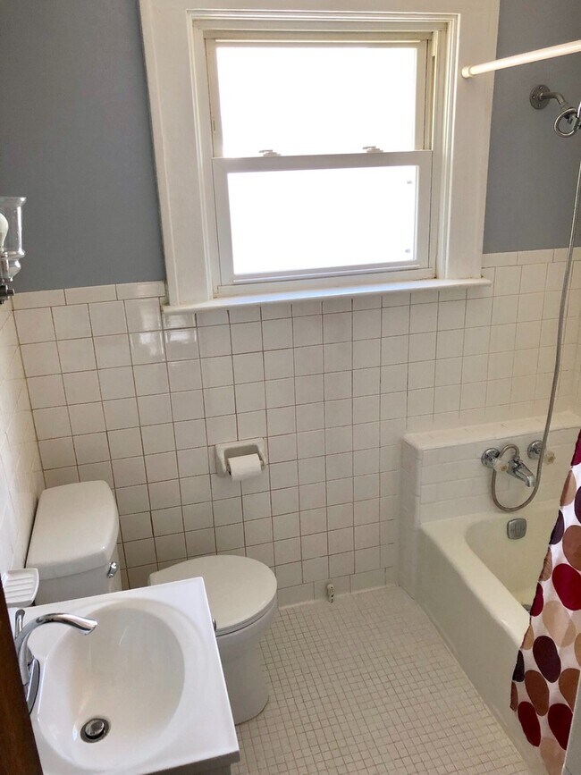 Building Photo - Beautiful 2 Bedroom/2 Bath South End Home ...