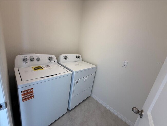 Building Photo - 1305 June Lk Lp