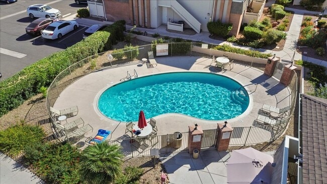 Building Photo - RENOVATED 3BD/2BA LV COUNTRY CLUB GUARD GATED