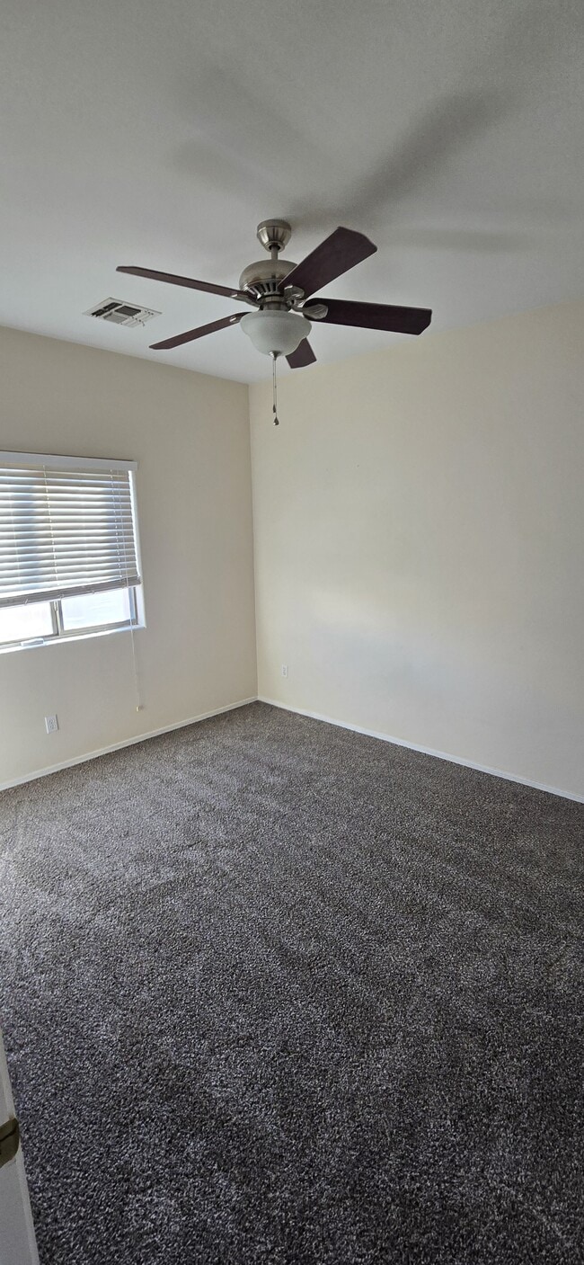 Building Photo - 10433 E Butte St