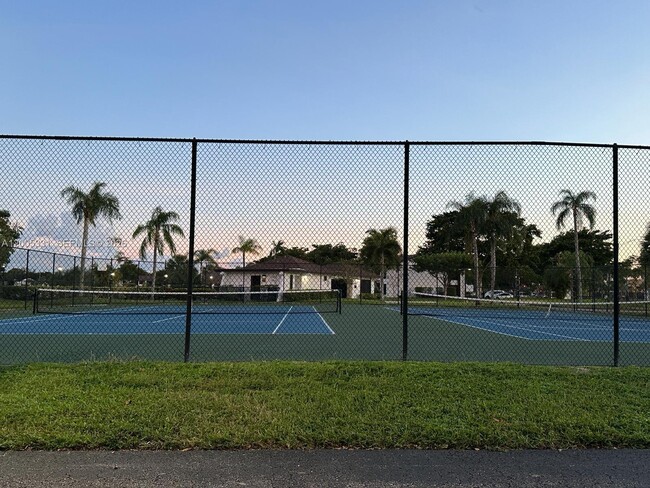 Building Photo - 215 Lake Pointe Dr