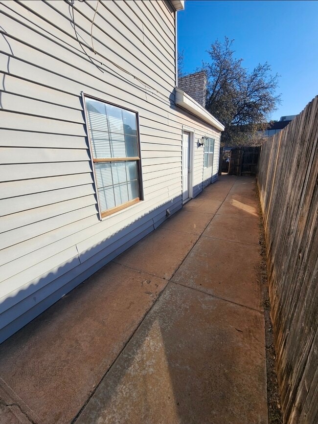 Building Photo - 3 bed 2 bath 2 story townhome, 1 carport
