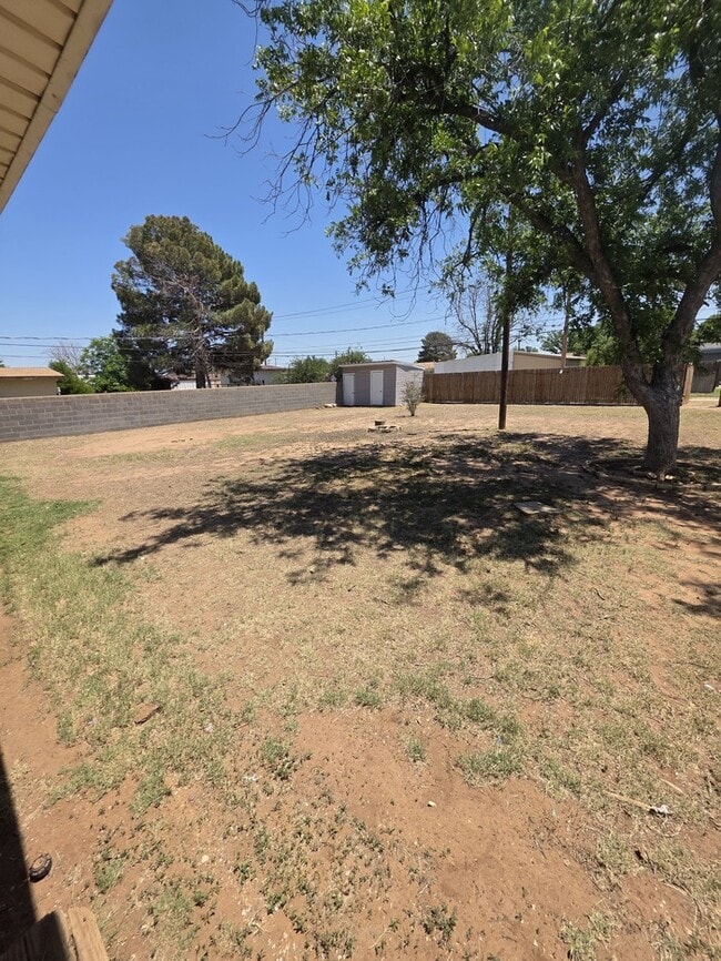 Building Photo - 3 bed 1.5 bath home, large backyard!