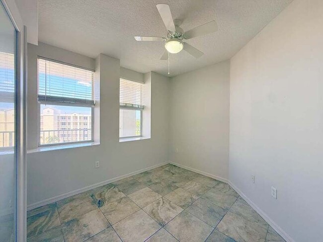 Building Photo - 1200 Country Club Dr