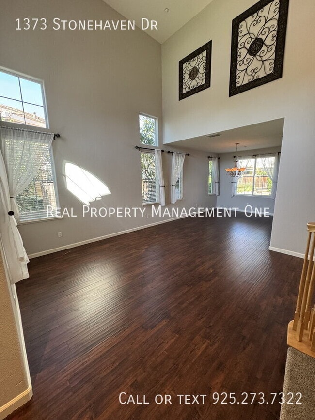Building Photo - 1373 Stonehaven Dr
