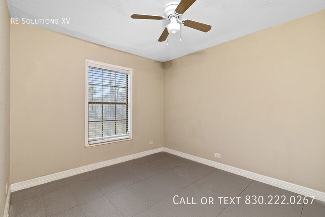 Building Photo - "Charming 2-Bed Oasis in San Antonio: Cozy...