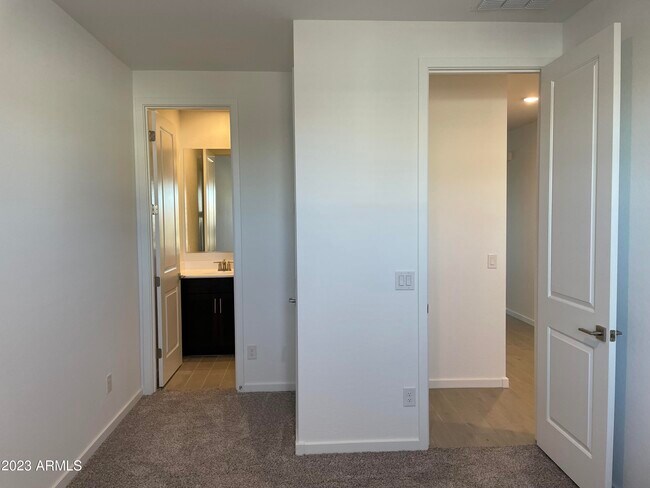 Building Photo - 17401 W Red Fox Rd