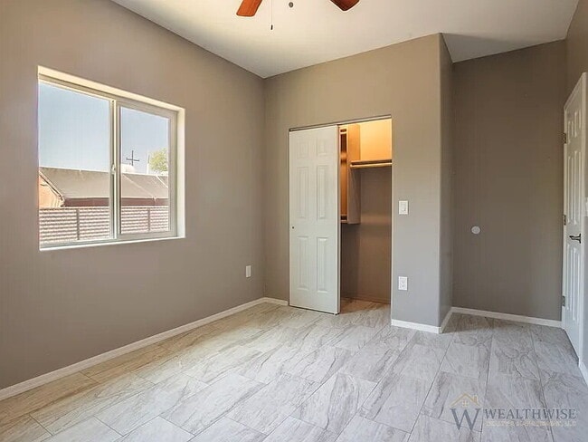 Building Photo - 1349 W Hualpai Rd