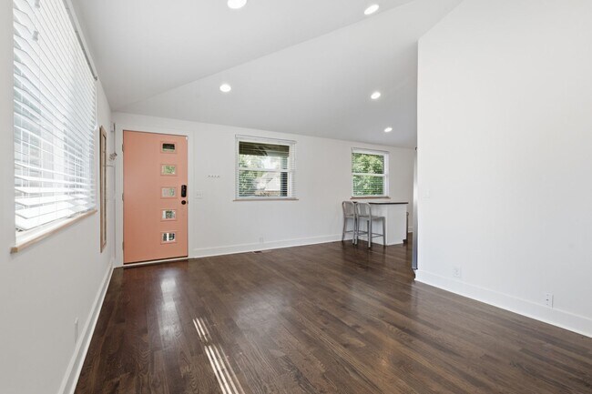 Building Photo - 1147 Cahal Ave