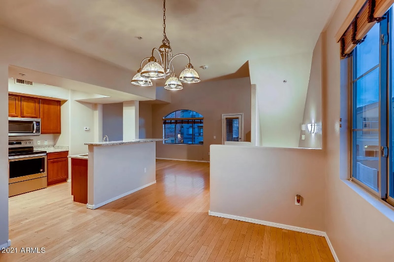 Building Photo - 2402 E 5th St