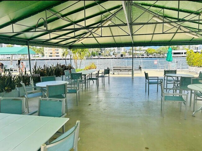 Building Photo - 800 Parkview Dr