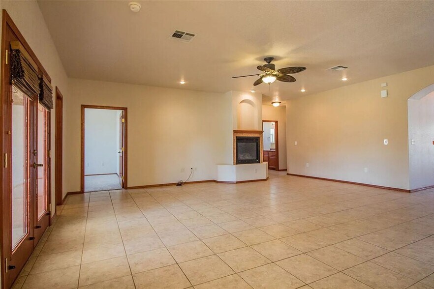 Building Photo - 2309 Saguaro Loop