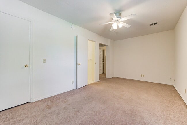 Building Photo - 604 S Flood Ave