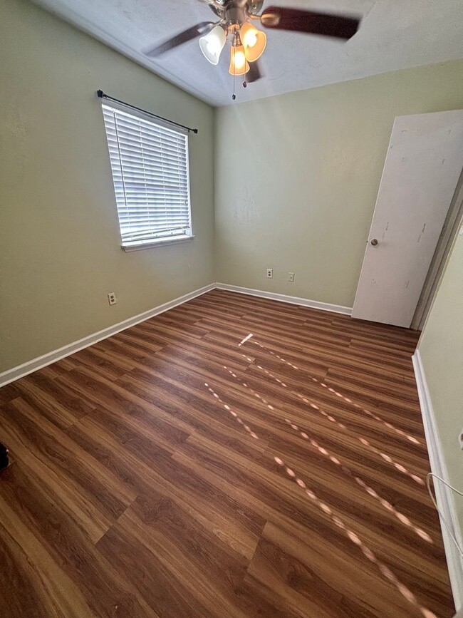 Building Photo - Spacious, Updated 3x2 Townhome Near FSU & TCC