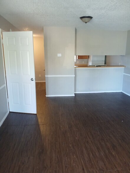 Building Photo - 4301 Yorkshire Dr