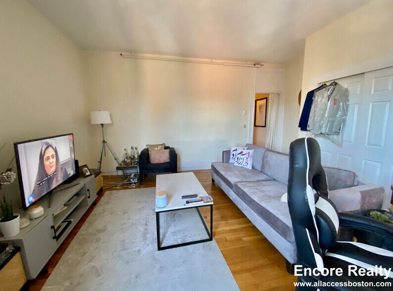 Building Photo - 913 Boylston St