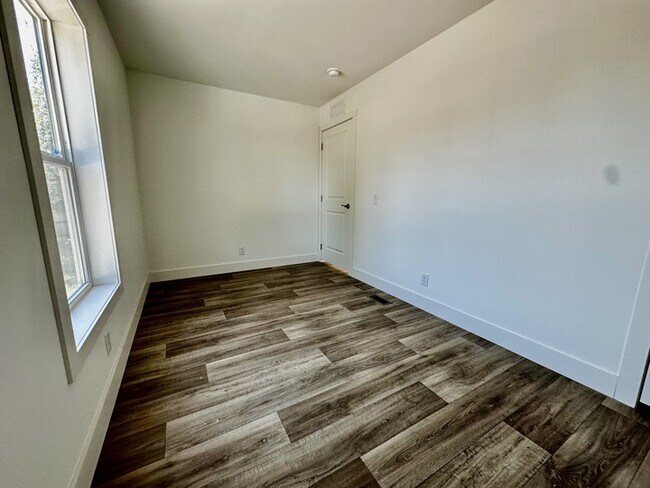 Building Photo - 16 Rainier St N