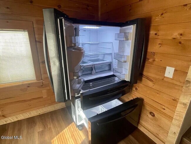 Building Photo - 110 Van Dam St