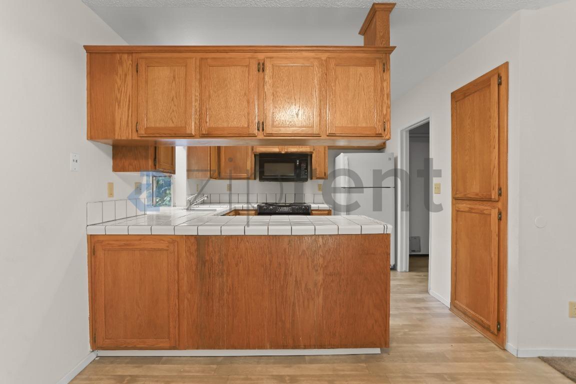 Building Photo - 8665 N Cedar Ave