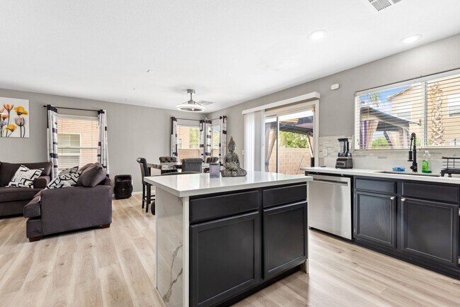 Building Photo - Cozy Furnished 3bed 3bath l Near Southern Highlands