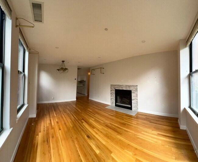 Building Photo - 75 Clarendon St