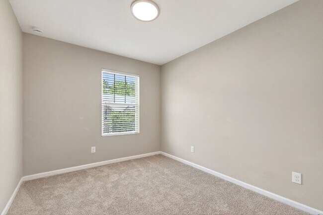 Building Photo - 117 Holly Berry Ln