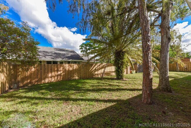 Building Photo - 916 Daffodil Dr