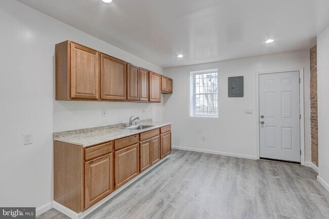 Building Photo - 2654 Wilkens Ave