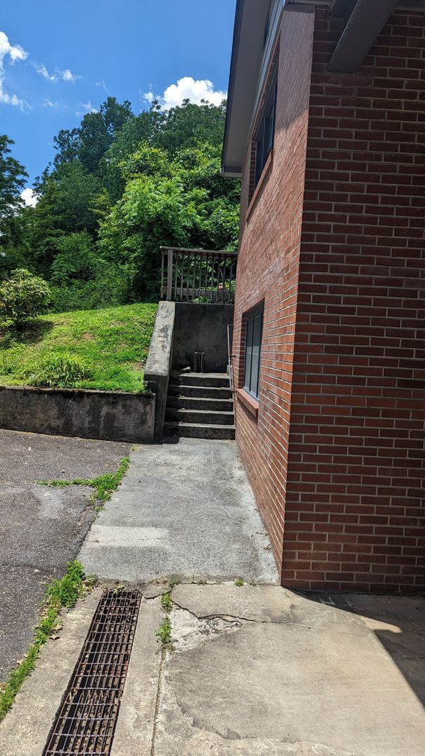 Building Photo - Charming 1 Bedroom Apartment located in beautiful Sylva NC $950 a month-available July 1st