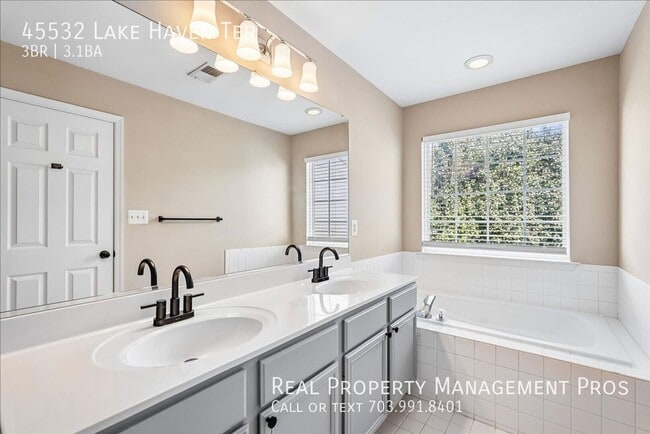 Building Photo - 45532 Lake Haven Terrace