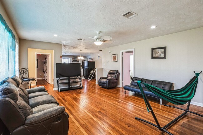 Building Photo - 1301 Oaks Dr