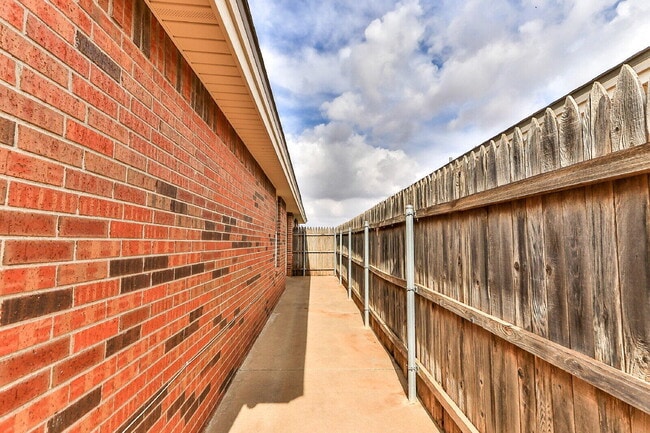 Building Photo - 606 N Englewood Ave