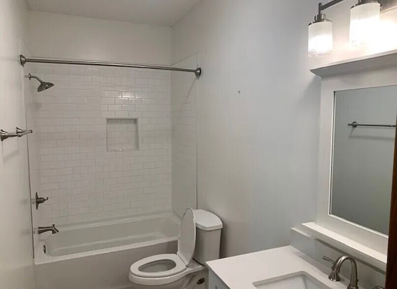 Building Photo - 2447 Patricia Dr