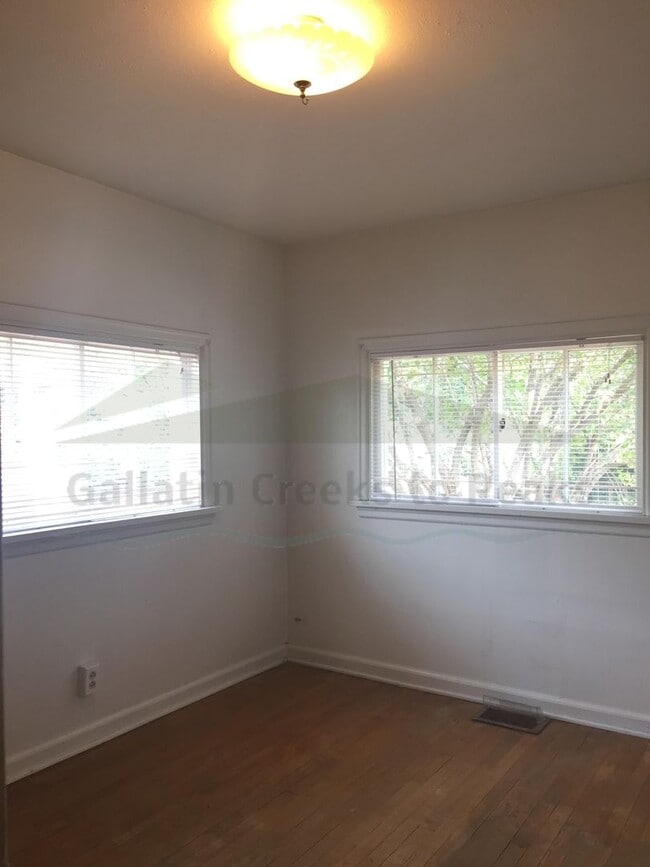 Building Photo - 2BD/1BA Rustic Home Near Campus