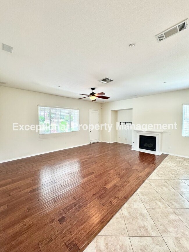 Building Photo - Beautiful 3 bedroom 3 bathroom single stor...
