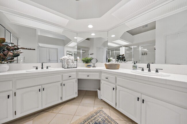 Building Photo - 699 Vista Lago Cir N