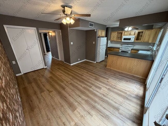 Building Photo - 2 Bed 2.5 Bath Condo on the golf course!