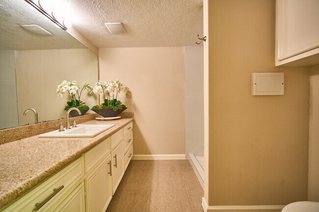 Building Photo - 10818 Briar Forest Dr