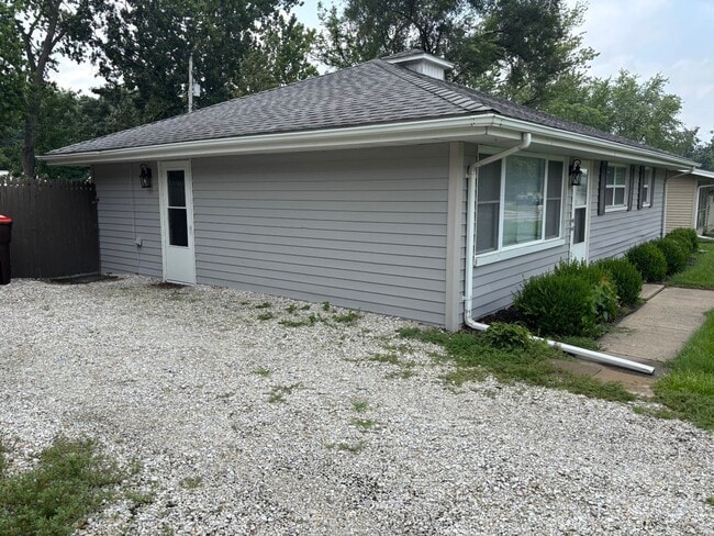 Building Photo - 3 Bedroom, 1 Bathroom Rolling Acres Home F...