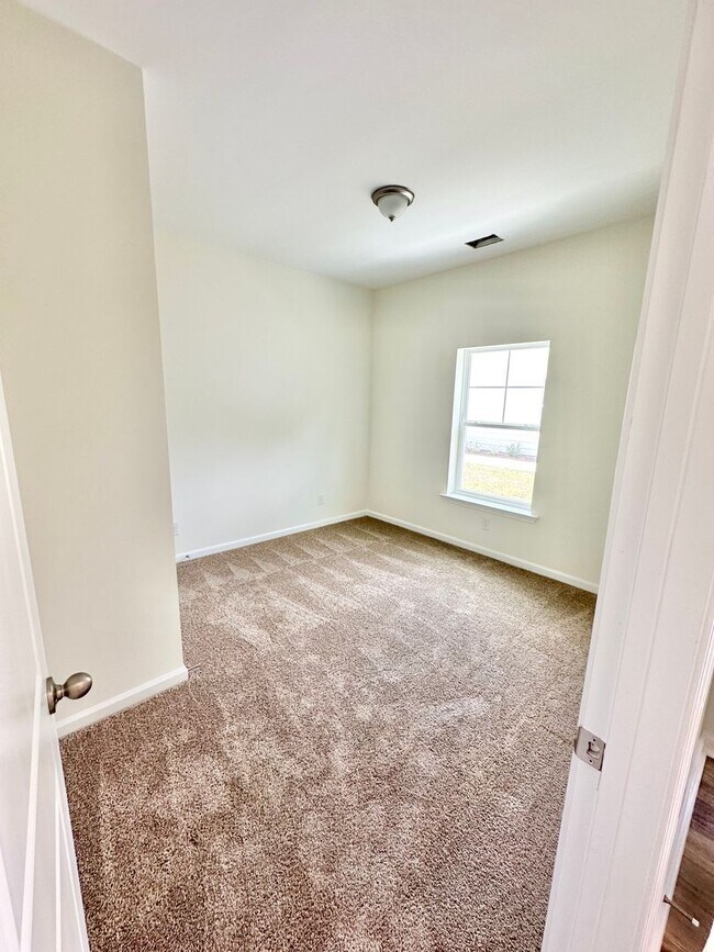 Building Photo - Townhouse with amenity packed neighborhood...