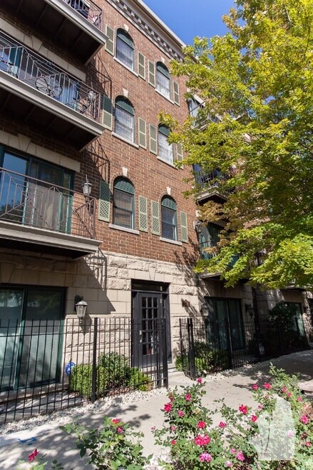 Building Photo - 1148 W Roscoe St