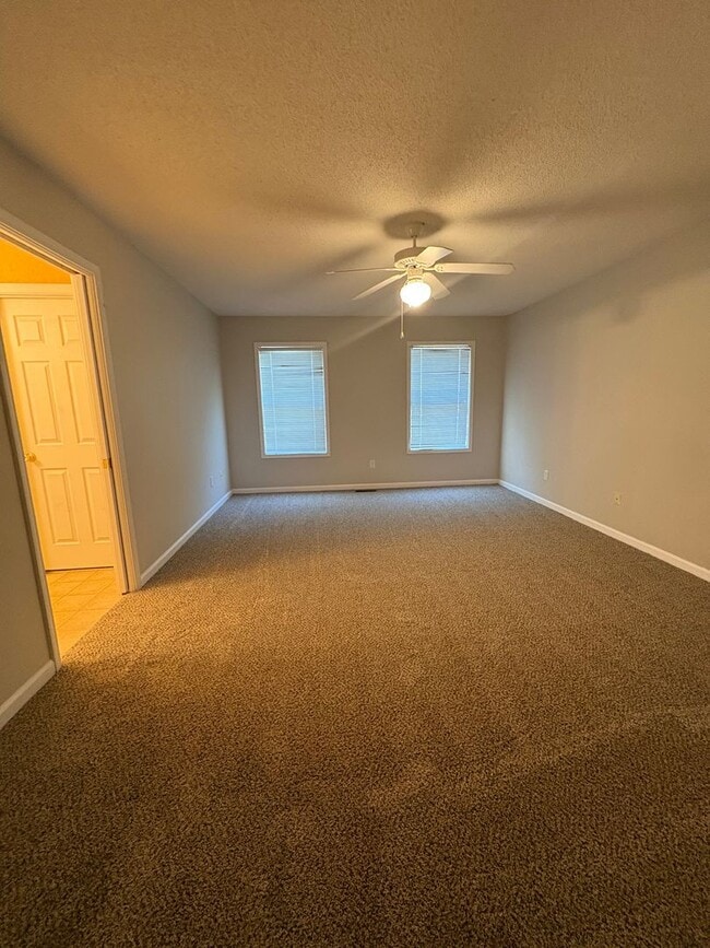 Building Photo - Dunwoody Townhomes!  NEW CARPET!!  PAINT!  NEW WASHER/DRYER