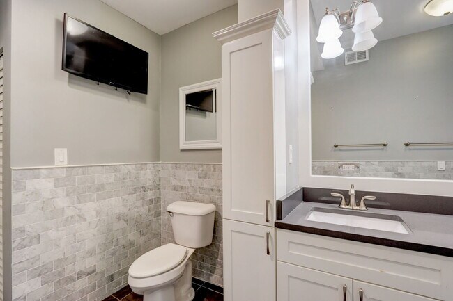 Building Photo - 22 W Ontario St