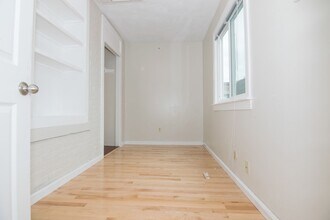Building Photo - Sunny Spacious 3 Bedroom