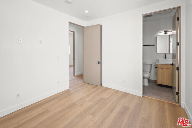 Building Photo - 11012 Hortense St