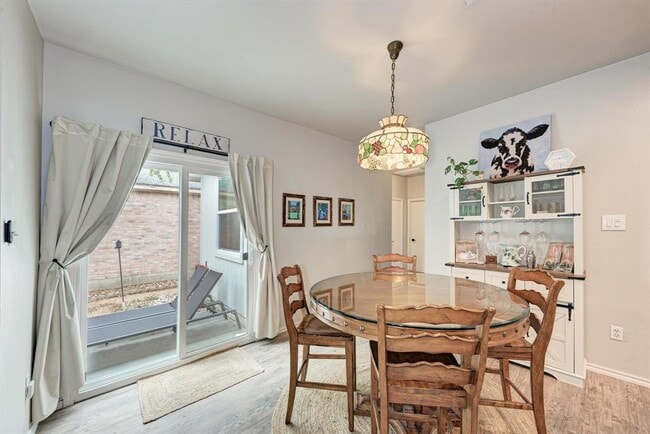 Building Photo - 922 Thackeray Ln