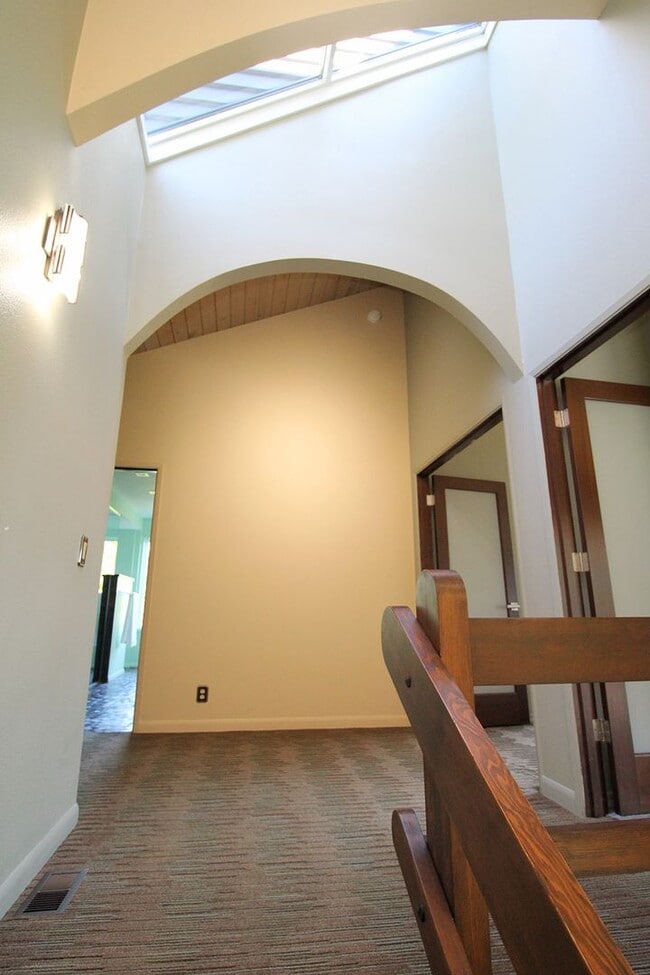 Building Photo - 3131 NW Luray Terrace
