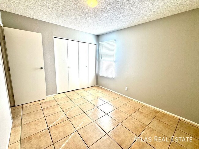 Building Photo - ONE MONTH FREE-2 Bed/1 Bath Ready for Move In