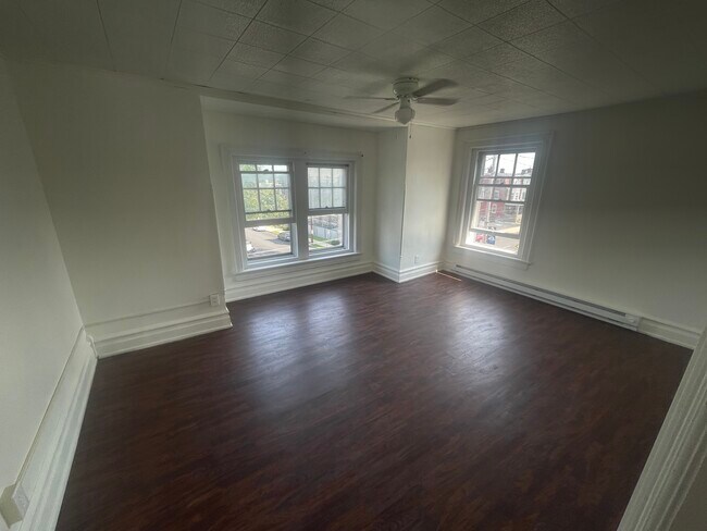 Building Photo - 1602 W Chew St